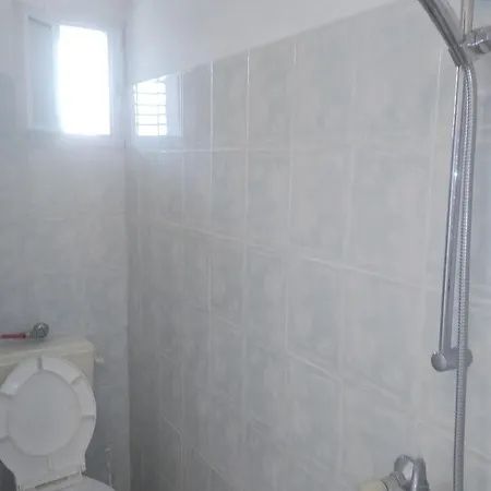 къща здравец - с осигурено паркомясто Πανσιόν